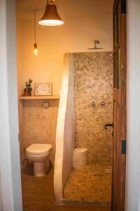 Clay_house_bathroom_AmanheSer
